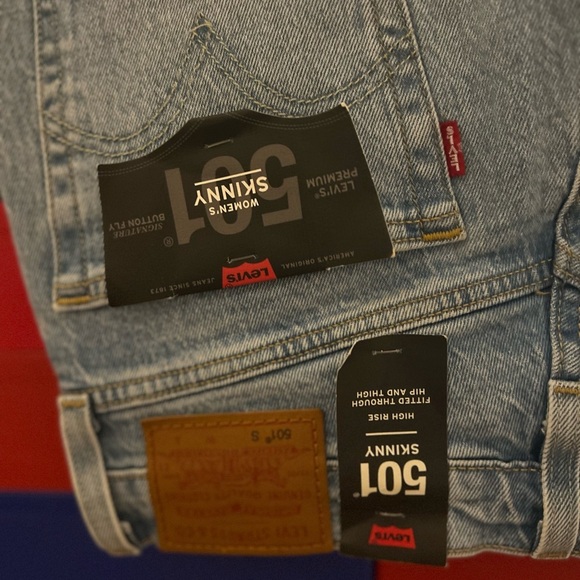 Levi's Women's Light Blue Straight Leg Jeans - Picture 9 of 14